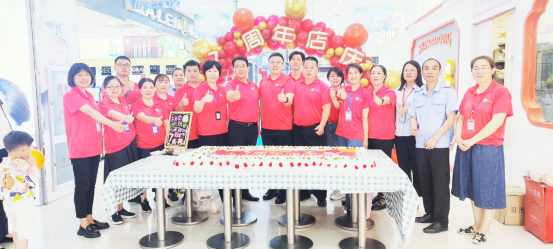 97国际富春江购物广场7周年店庆蛋糕齐分享