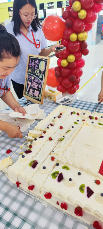 97国际富春江购物广场7周年店庆蛋糕齐分享