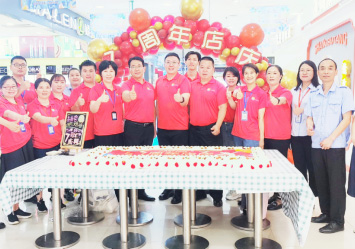 97国际富春江购物广场7周年店庆蛋糕齐分享